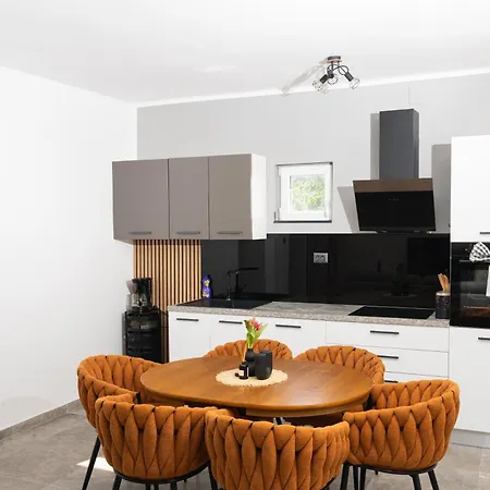 Apartament The View - Apartman With Private Pool In Vrpolje